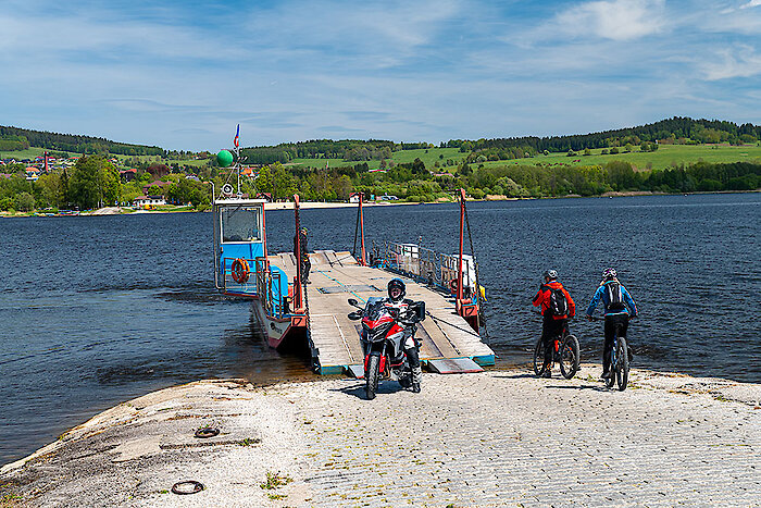 Motorradfahrer mit Fähre